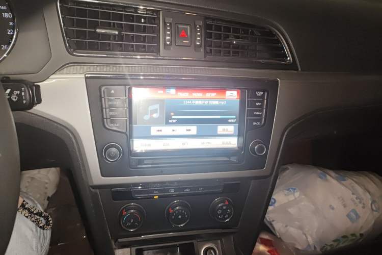 Used Volkswagen Lamando 2015 230TSI Manual Trend Edition Audio And AC Panel