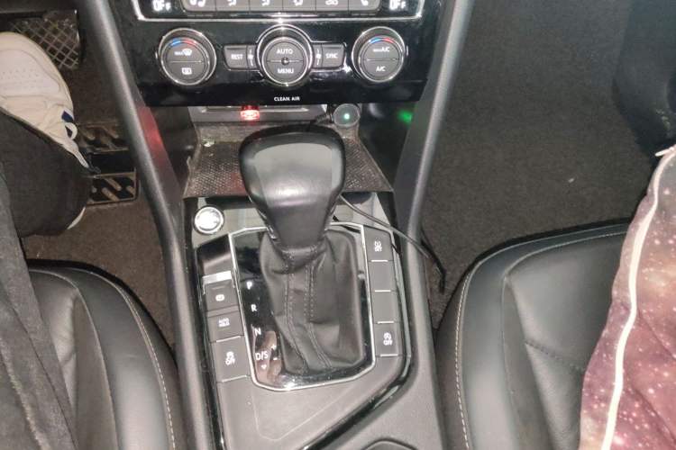 Used Volkswagen Tiguan L 2018 380TSI Automatic All-Wheel Drive Luxury Edition Gear Lever