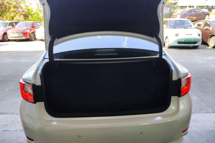 Used Lexus ES 2017 300h Mark Levinson Comfort Edition
