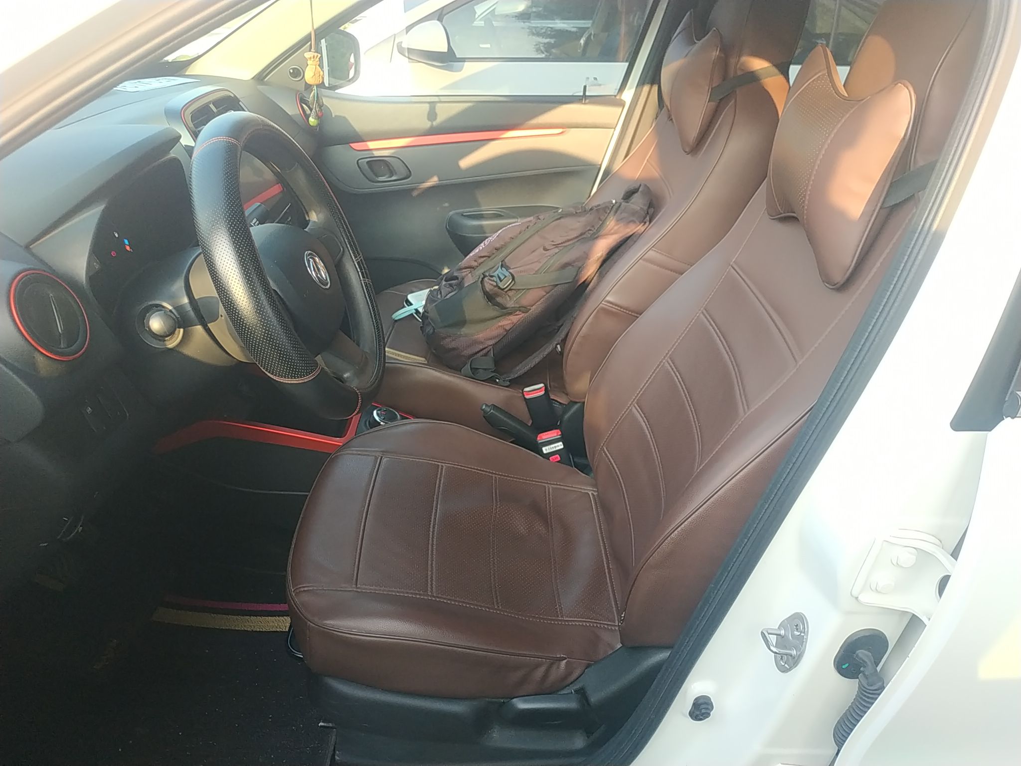 المقاعد الأمامية داخل السيارة