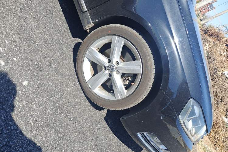 Used Volkswagen Magotan 2015 Revised Version 2.0 TSI Prestige Edition Right Front Wheel Hub