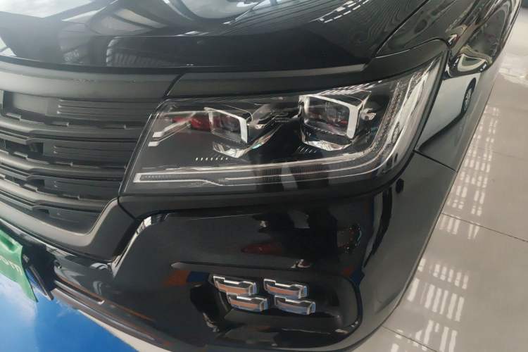 Used Roewe RX8 2019 30T Smart Connectivity Two-Wheel Drive Supreme Flagship Edition
