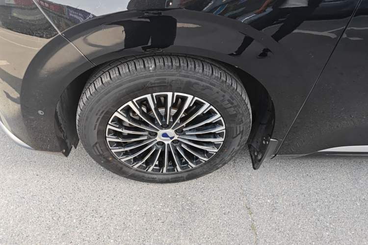 Used Denza D9 2022 DM-i 970 Four-Wheel Drive Flagship Model Left Front Wheel Hub