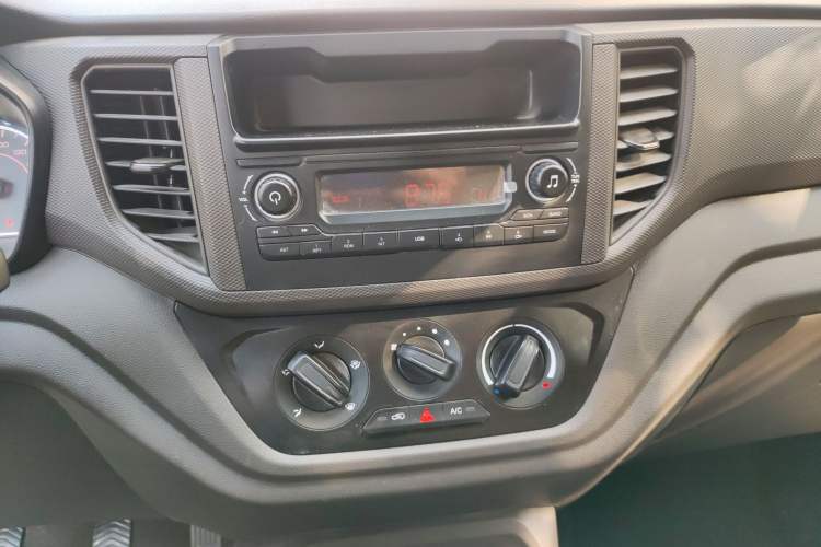 Used Wuling Hongguang V 2022 1.5L Jingqu Edition Electric-Assist LAR Audio And AC Panel