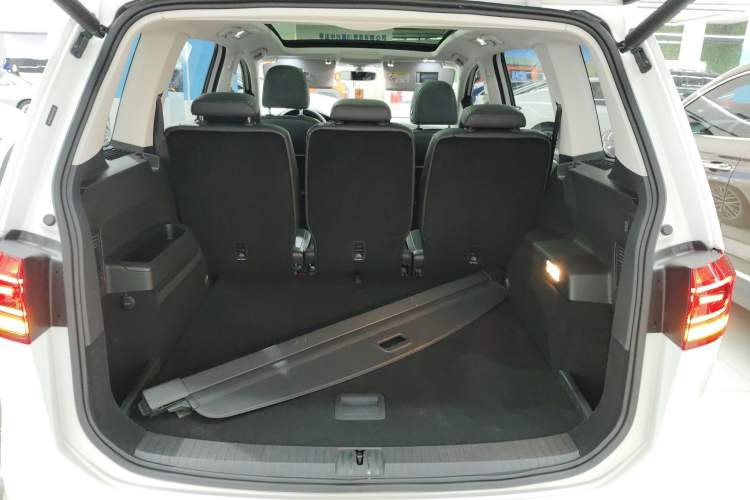 Used Volkswagen Touran 2016 Volkswagen Touran L 280TSI DSG Luxury Edition Trunk