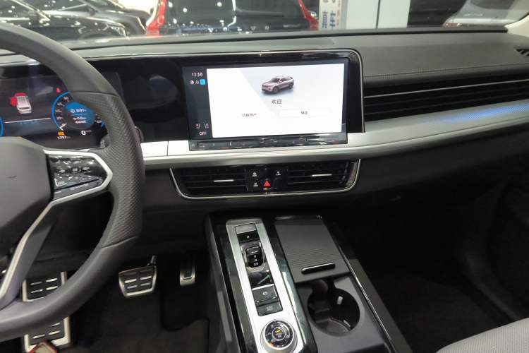 Used Volkswagen Tavendor 2024 380TSI All-Wheel-Drive R-Line Cruise Premium Edition Audio And AC Panel