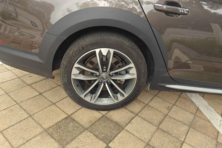 Used Audi A4 2017 45 TFSI allroad quattro Sport model Right Rear Wheel Hub