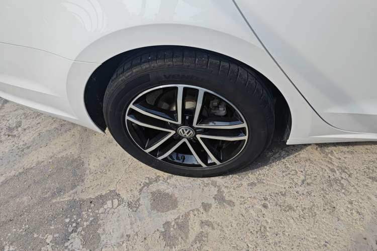 Used Volkswagen Lamando 2021 280TSI DSG Comfort Edition Right Rear Wheel Hub