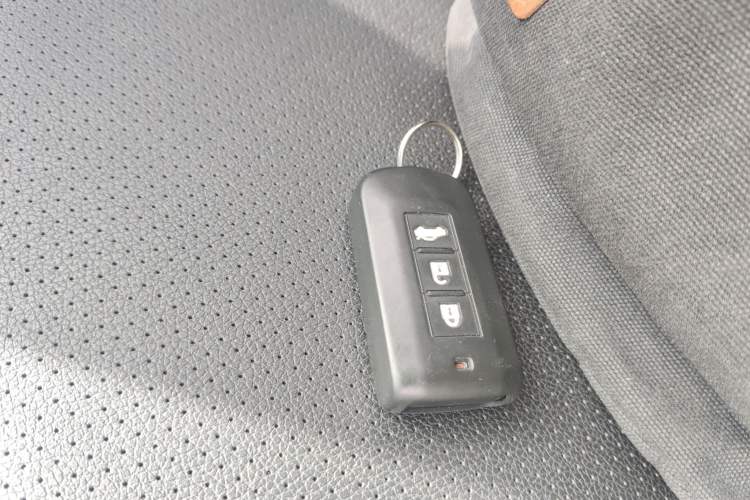 Used Mitsubishi Outlander 2014 2.4L 4x4 Deluxe Value Edition 5 Seats Vehicle Key