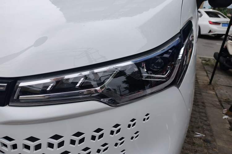 Used SAIC MAXUS Xintu V70 2023 2.0T Elite Edition Automatic Short Wheelbase Low Roof – 5/6 Seats