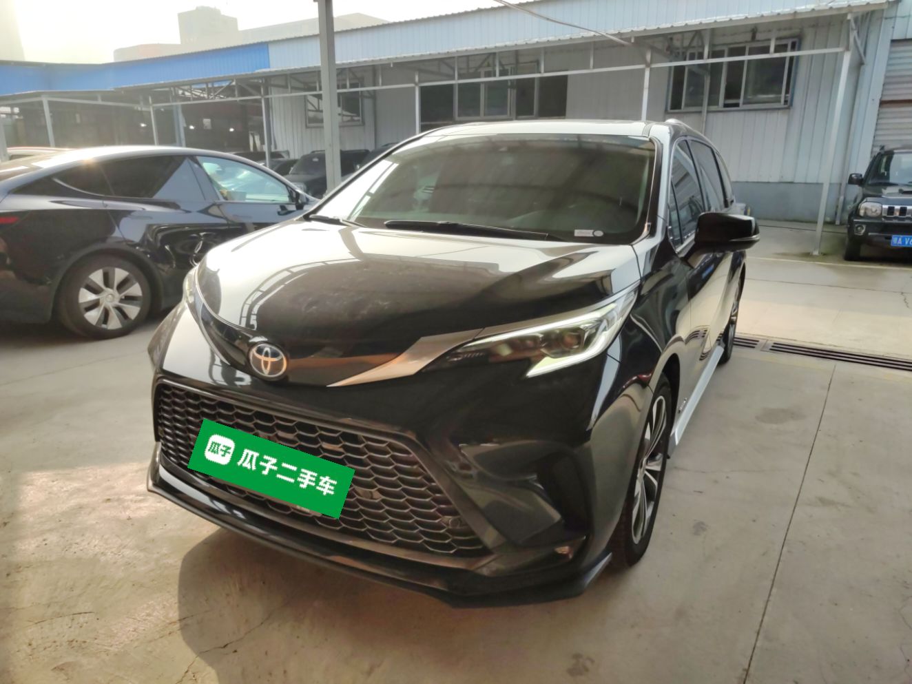 تحت مقدمة السيارة