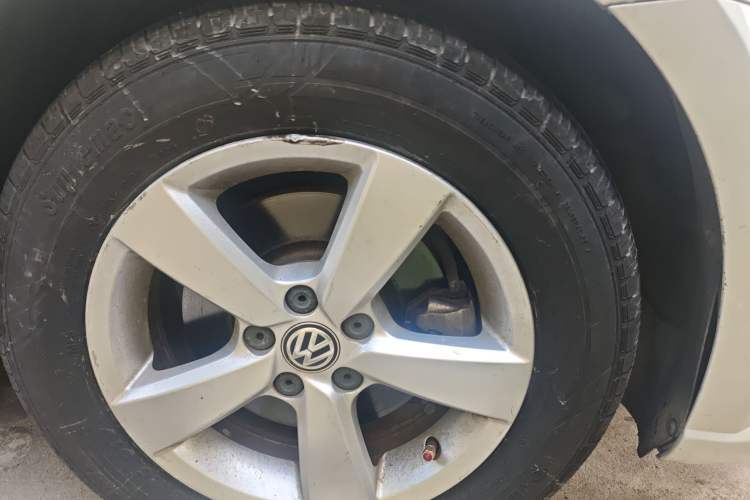 Used Volkswagen Gran Lavida 2015 1.6L Automatic Fashion Edition Right Front Wheel Hub