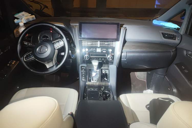 Used Lexus LM 2020 300h Four-Seat Grand Edition Center Console