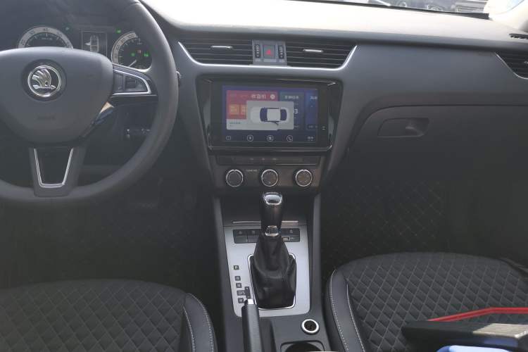 Used Skoda Octavia 2019 1.5L Automatic Smart Drive Luxury Edition China VI Standard Audio And AC Panel