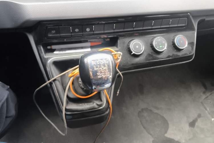 Used Dongfeng Yufeng 2023 V9+ 2.0T Manual Front-Wheel-Drive Multi-Function Mid-Roof Van with 7/8/9 Seats
