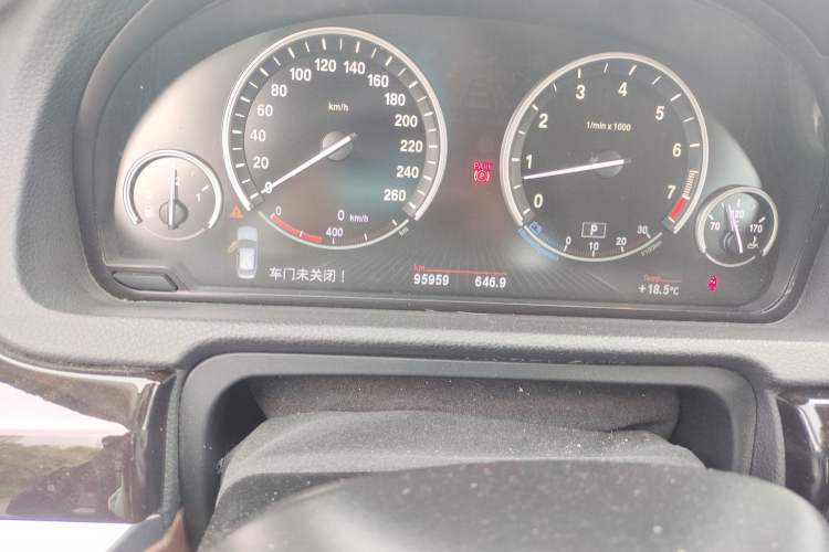 Used BMW 5 Series GT 2015 535i Leading Model Odometer Close Up