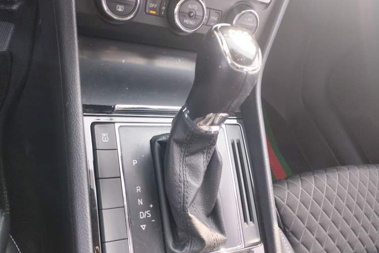 Used Skoda Superb 2016 TSI330 DSG Innovation Edition Gear Lever