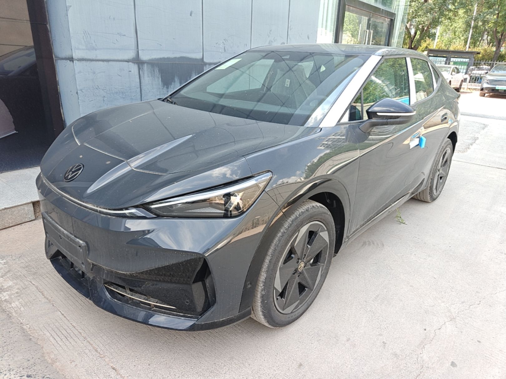 Под передней частью автомобиля