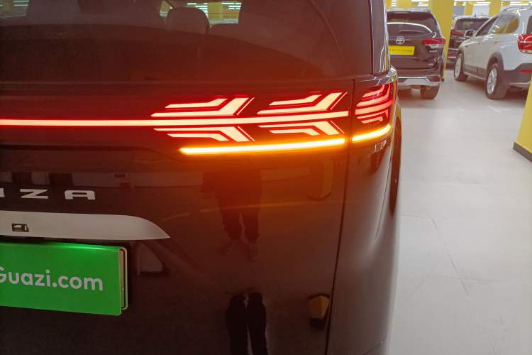 Used Denza D9 2025 DM-i Intelligent Drive 1020 Four-Wheel Drive Flagship Model
