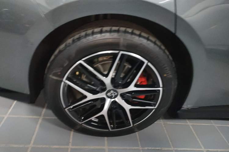 Used BYD Han L 2025 DM-p Four-Wheel-Drive LiDAR Flagship Model Right Rear Wheel Hub
