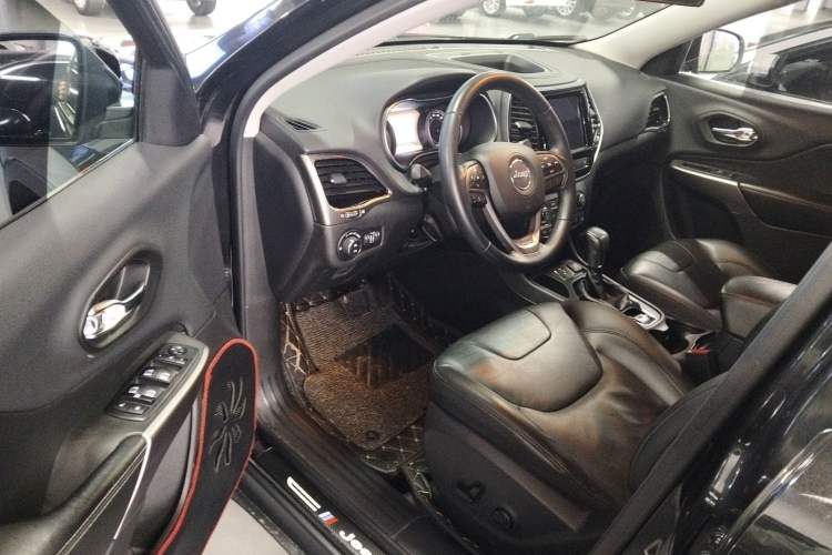 Used Jeep Cherokee 2019 2.0T Two-Wheel Drive Smart Enjoyment Version China VI