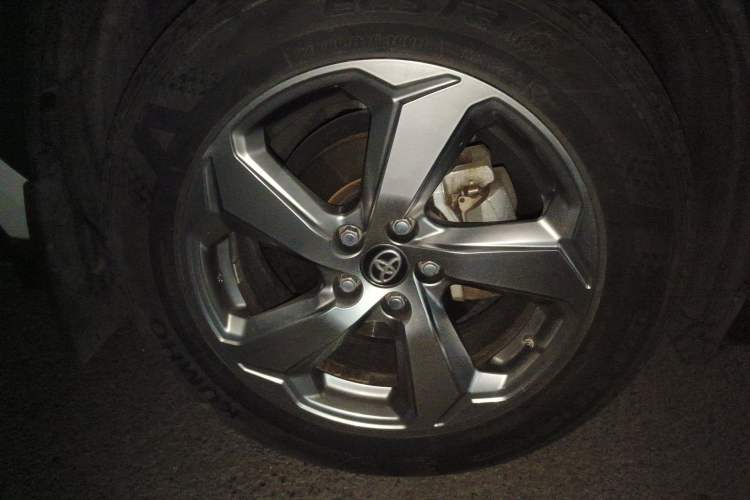 Used Toyota RAV4 2021 2.0L CVT 4x4 Style PLUS Edition Right Front Wheel Hub