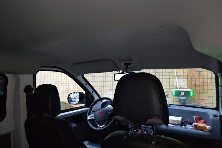 Used Wuling Yangguang 2024 300KM Comfort Version Passenger Van 75kW