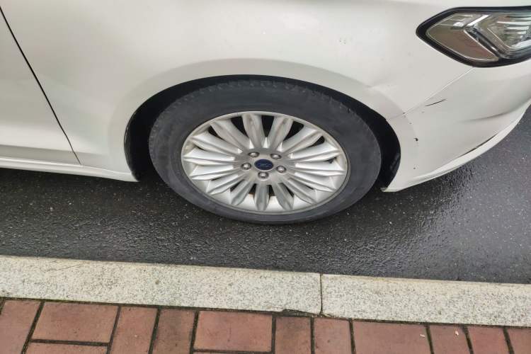 Used Ford Mondeo 2013 2.0L GTDi 200 Luxury Model Right Front Wheel Hub