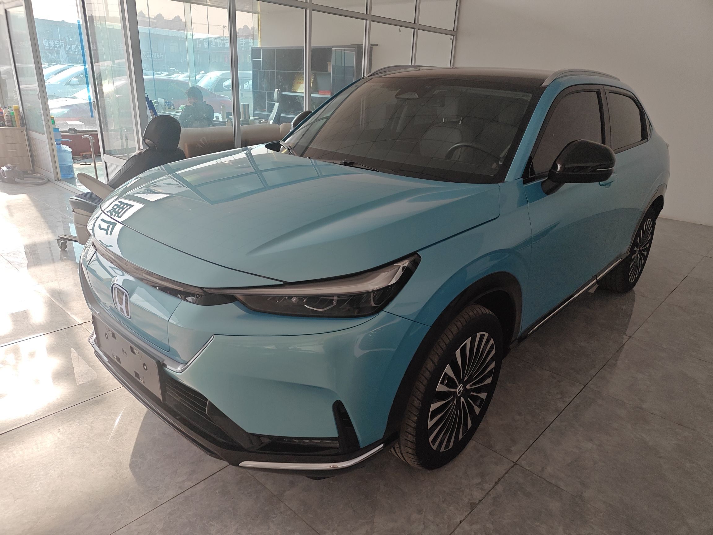 تحت مقدمة السيارة