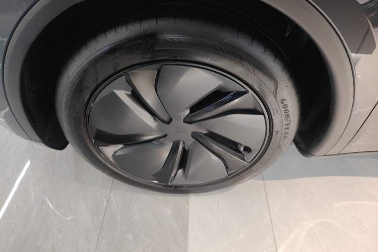 Used Tesla Model Y 2025 Rear-Wheel-Drive Version Exterior 4