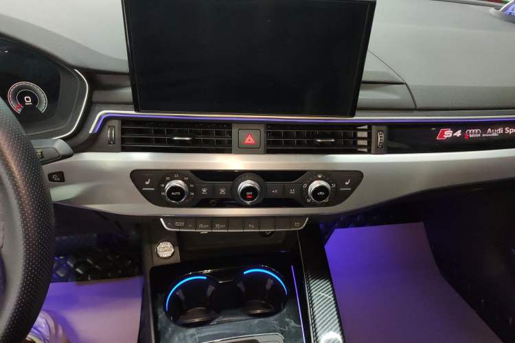 Used Audi A4L 2020 40 TFSI Fashion Dynamic Model Audio And AC Panel