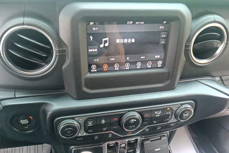 Used Jeep Wrangler 2018 2.0T Sahara Four-Door Edition Audio And AC Panel