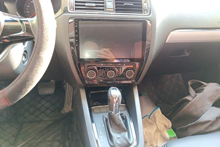 Used Volkswagen Sagitar 2016 230TSI 25th Anniversary Edition Audio And AC Panel