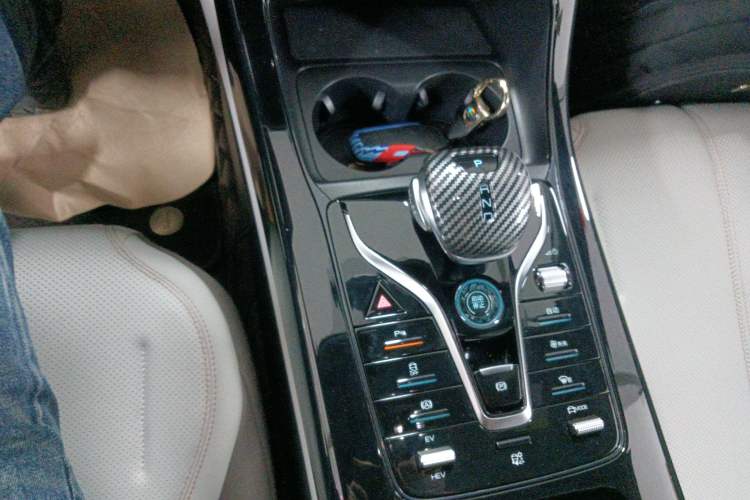 Used BYD Qin PLUS 2024 HONOR Edition DM-i 55KM Leading Model Gear Lever