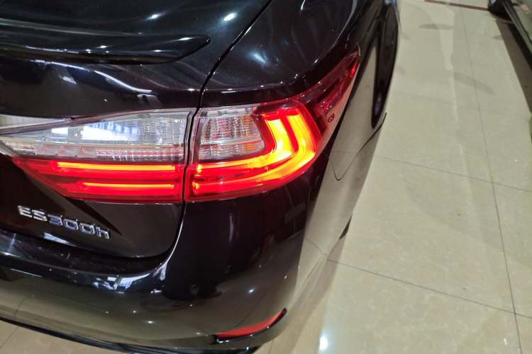 Used Lexus ES 2015 300h Comfort Edition
