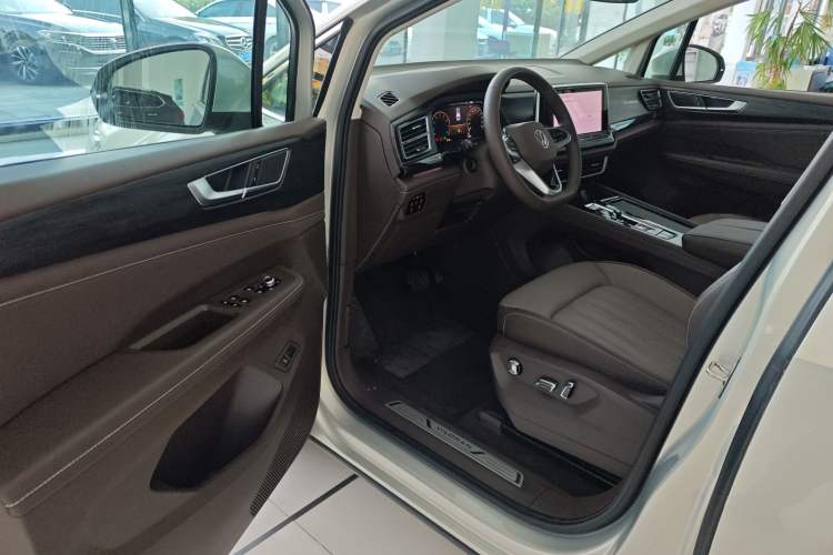 Used Volkswagen Viloran 2024 330TSI Luxury Edition
