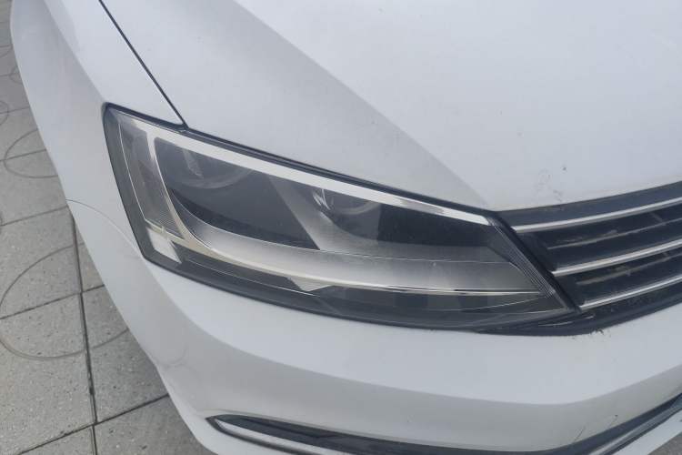 Used Volkswagen Sagitar 2015 1.6L Manual Comfort Model Right Front Headlight