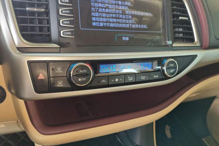 Used Toyota Highlander 2015 2.0T Two-Wheel Drive Luxury Edition 7 Seats Audio And AC Panel