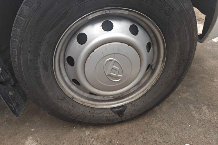 Used SAIC MAXUS Xintu V80 2025 Value Edition Aoyuntong 2.0T Manual Long Wheelbase Mid-Height Design 127 Ps 6/7/9-Seater Right Front Wheel Hub