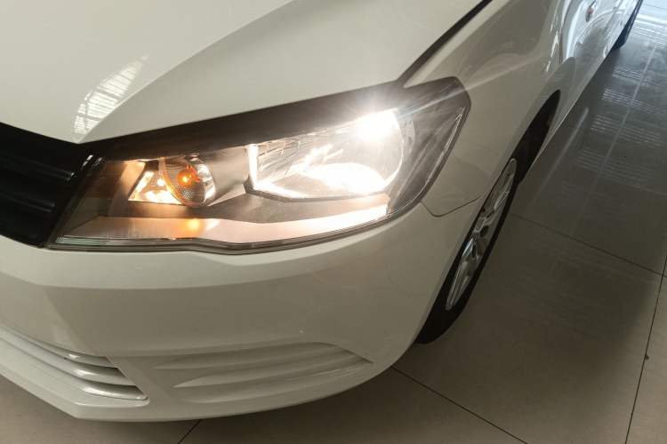 Used Volkswagen Jetta 2015 1.6L Automatic Fashion Model Left Front Headlight