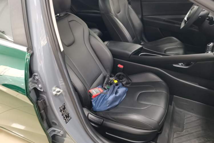 Used Hyundai Elantra 2021 1.5L CVT GLX Elite Edition Right Front Seat