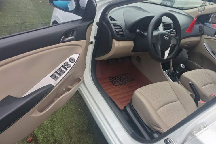 Used Hyundai Verna (older generation) 2014 1.4L Manual Smart GLS Trim Driver Seat