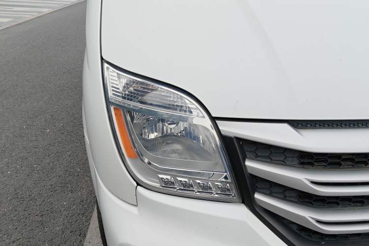 Used SAIC MAXUS Xintu V80 2018 2.5T 6-speed manual Aoyuntong short-wheelbase ultra-low roof 5- or 6-seat model