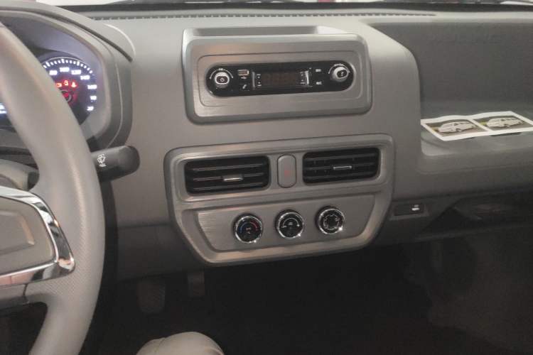 Used Wuling Yangguang 2024 300km Comfort-Grade Passenger Van 60kW Audio And AC Panel