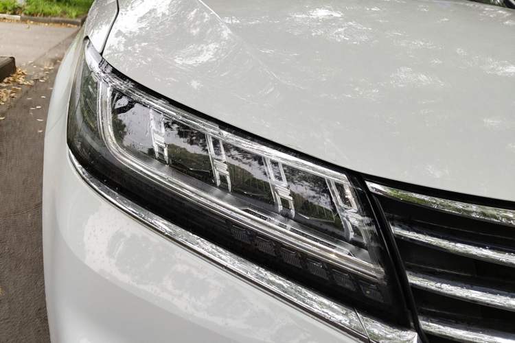 Used Roewe RX5 2020 20T Automatic 4G Connect Superior Flagship Edition Right Front Headlight