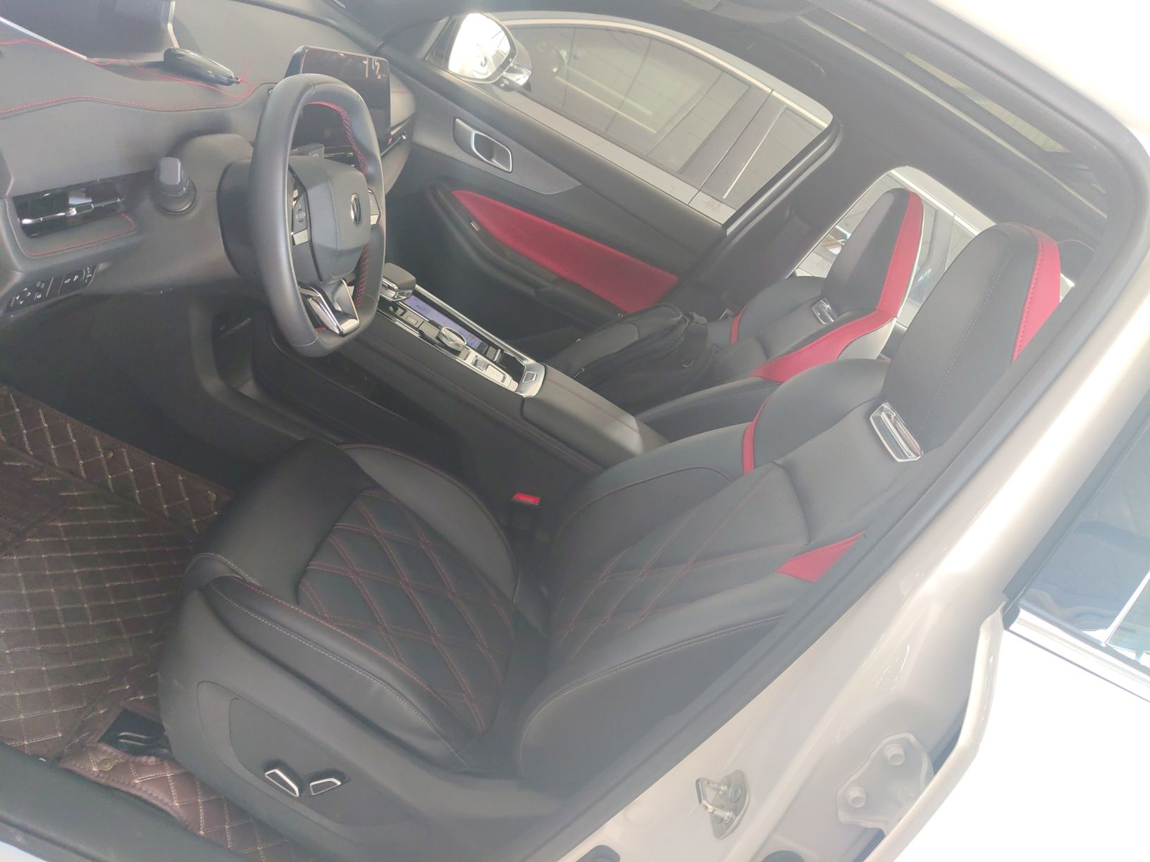 Переднее сиденье в автомобиле