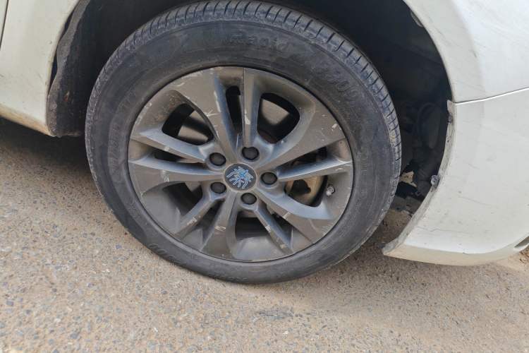 Used BYD Qin New Energy 2017 1.5T Luxury Model Right Front Wheel Hub