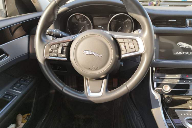 Used Jaguar XFL 2020 XFL 2.0T P200 Two-Wheel-Drive Windflower Edition Steering Wheel