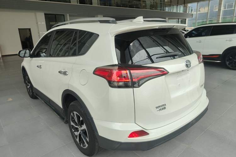 Used Toyota RAV4 2019 2.0L CVT Two-Wheel Drive Luxury Version China VI Standard

