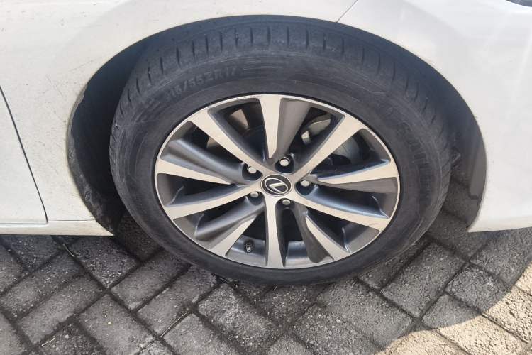 Used Lexus ES 2020 200 Luxury Edition Right Front Wheel Hub